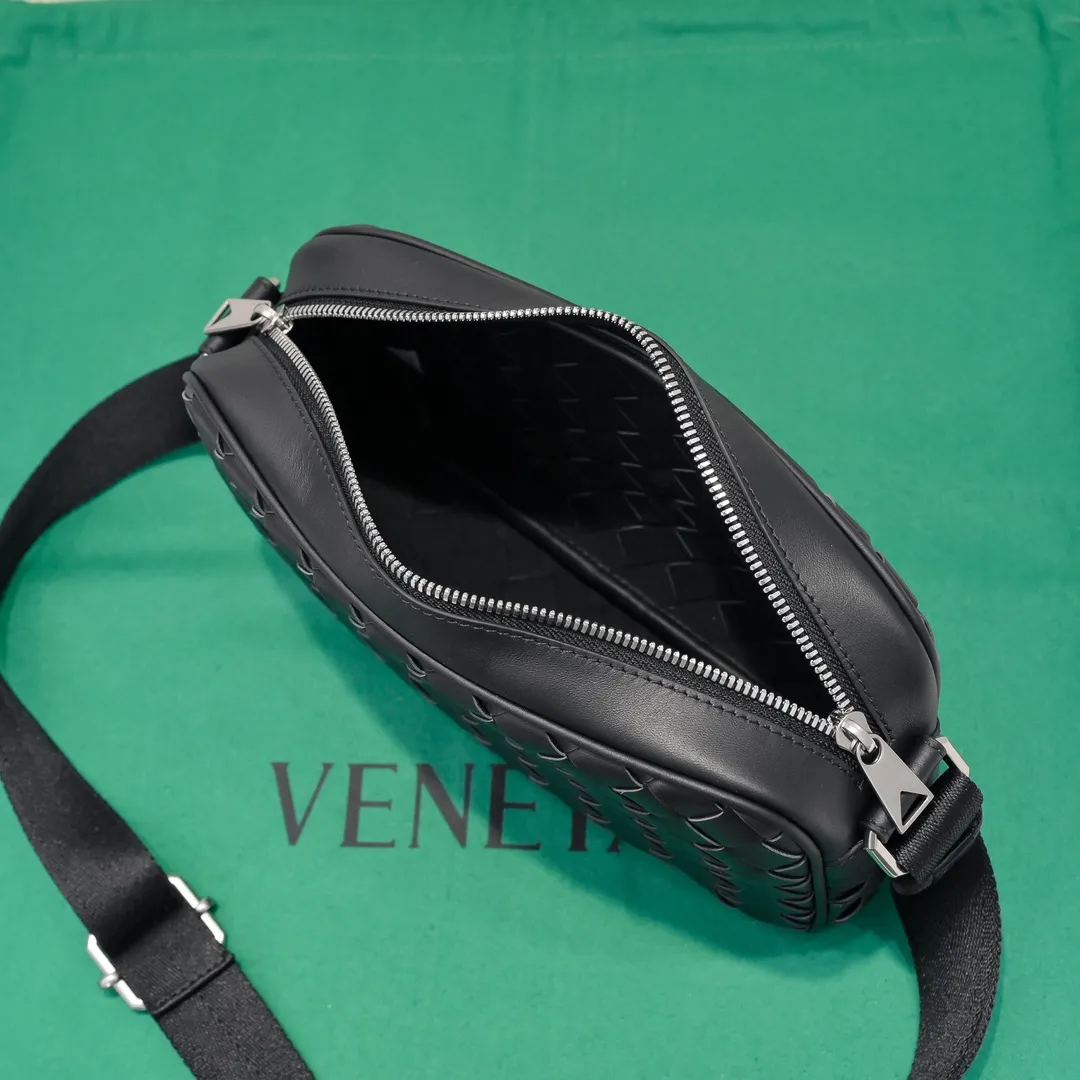 Batch 1480 BV lntrecciato woven leather crossbody bag. The zipper opens and closes, and the space is too large. It meets the daily needs of going out on the street. There are no problems with mobile phones 📱 wallets 👛 power bank 🔋. The weaving process is used, and the texture of the upper body 🔝 is very high-end. Style number: 7100 Size: 25*7.5